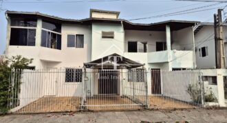 SOBRADO á Venda entre 3e 4 Avenida no centro de Balneário  Camboriú