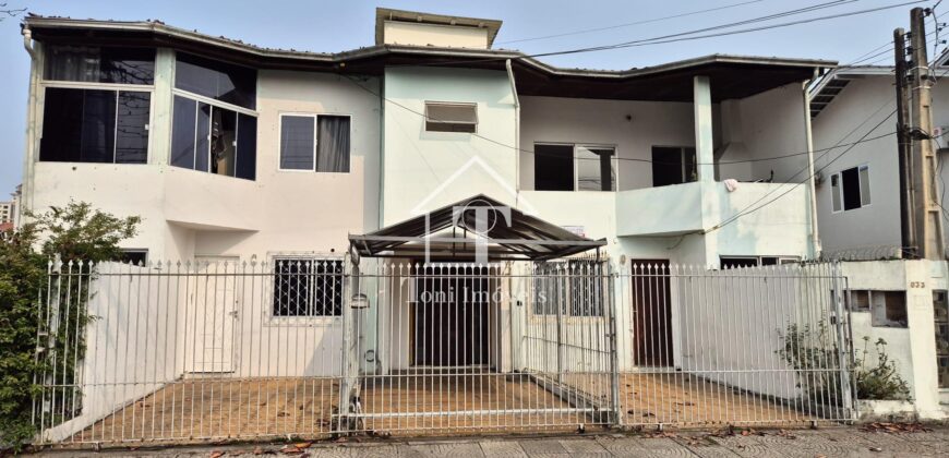 SOBRADO á Venda entre 3e 4 Avenida no centro de Balneário  Camboriú