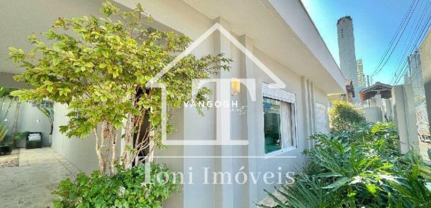 VENDE-SE CASA TÉRREA NO CENTRO DE BALNEARIO CAMBORIU