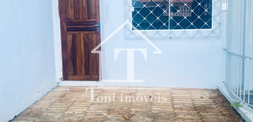 Exclusiva Propriedade Residencial com Cobertura Ampla e Dois Apartamentos Independentes na Rua 1950