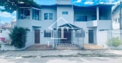 Exclusiva Propriedade Residencial com Cobertura Ampla e Dois Apartamentos Independentes na Rua 1950