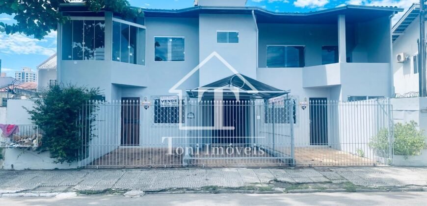 Exclusiva Propriedade Residencial com Cobertura Ampla e Dois Apartamentos Independentes na Rua 1950