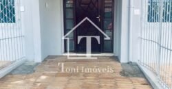 Exclusiva Propriedade Residencial com Cobertura Ampla e Dois Apartamentos Independentes na Rua 1950