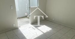 Exclusiva Propriedade Residencial com Cobertura Ampla e Dois Apartamentos Independentes na Rua 1950