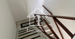 Exclusiva Propriedade Residencial com Cobertura Ampla e Dois Apartamentos Independentes na Rua 1950