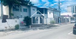 Exclusiva Propriedade Residencial com Cobertura Ampla e Dois Apartamentos Independentes na Rua 1950