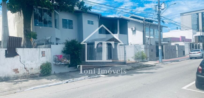 Exclusiva Propriedade Residencial com Cobertura Ampla e Dois Apartamentos Independentes na Rua 1950