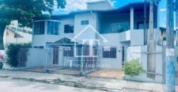 Exclusiva Propriedade Residencial com Cobertura Ampla e Dois Apartamentos Independentes na Rua 1950