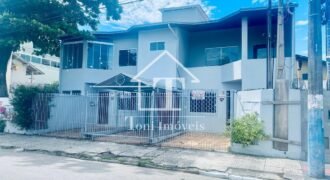 Exclusiva Propriedade Residencial com Cobertura Ampla e Dois Apartamentos Independentes na Rua 1950