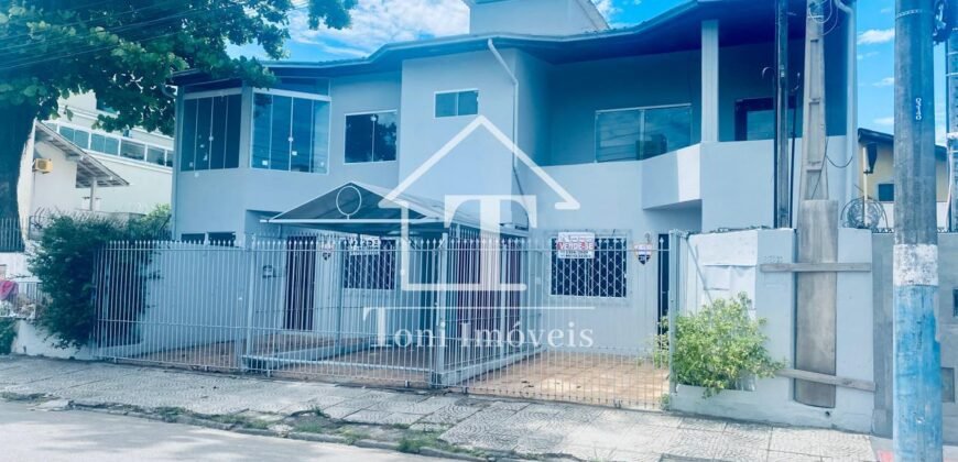 Exclusiva Propriedade Residencial com Cobertura Ampla e Dois Apartamentos Independentes na Rua 1950